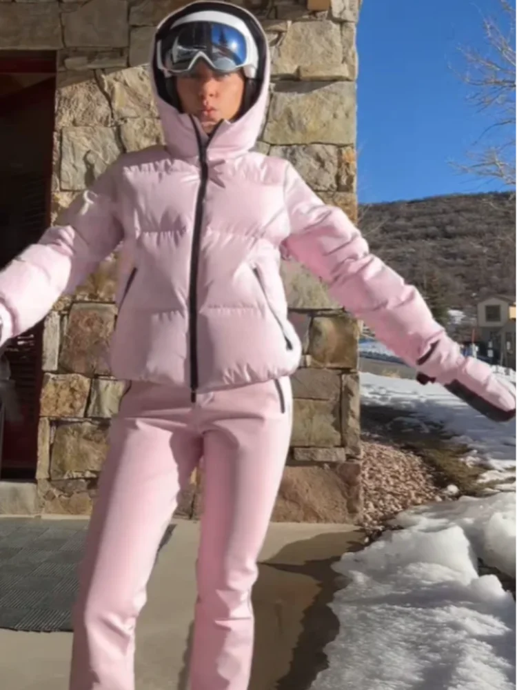 Combinaisons de ski d'hiver chics et chaudes pour femmes, coupe-vent, imperméables, avec capuche, parka chaude, pantalon chaud, nouvelles tenues de sport de neige pour femmes 2026 1 Combinaisons de ski d'hiver chics et chaudes pour femmes, coupe-vent, imperméables, avec capuche, parka chaude, pantalon chaud, nouvelles tenues de sport de neige pour femmes 2026 1