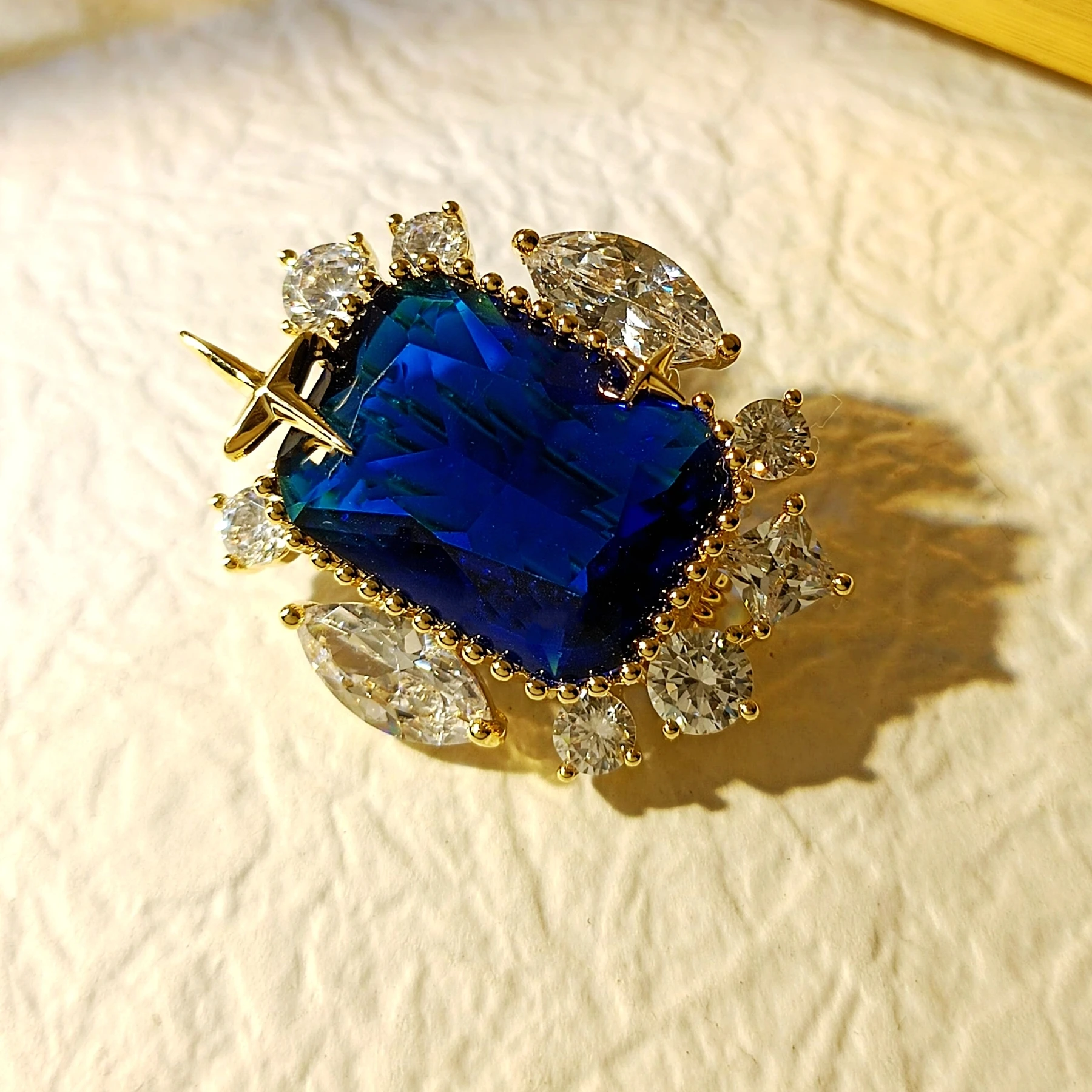 Stunning Cluster Stylish Blue Stone Art Deco Collar Pin Lapel Accessory