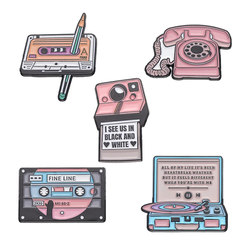 Nette Band Radio CD Emaille Pins Cartoon Metall Kamera Broschen Tasche Hut Mantel Revers Abzeichen Vintage-Schmuck Zubehör Kinder Geschenke