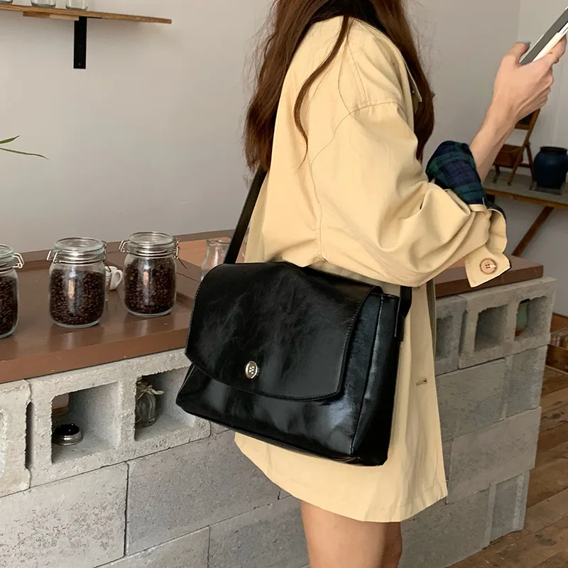 

Korean ins small crowd design bag Autumn and winter vintage large capacity texture commuter messenger bag