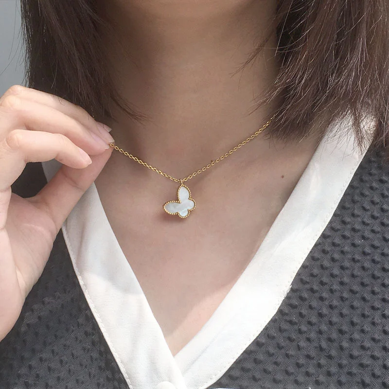 

Женский кулон в виде бабочки с минималистичной цепочкой из красного нефрита