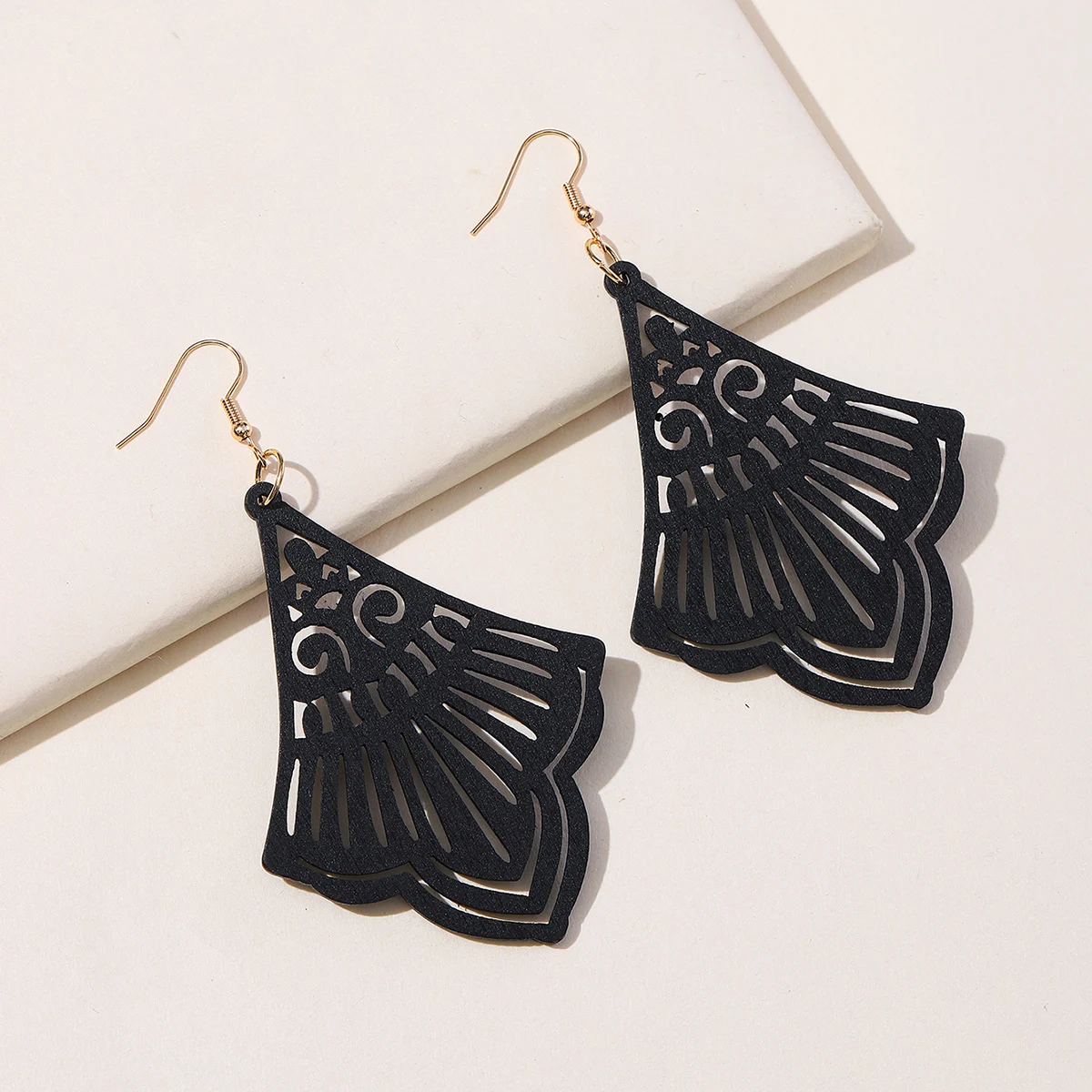 Женские деревянные серьги в стиле барокко