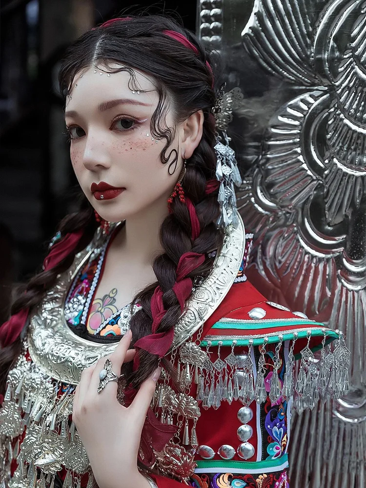 Рисунок 5 - Женская этническая одежда Miao