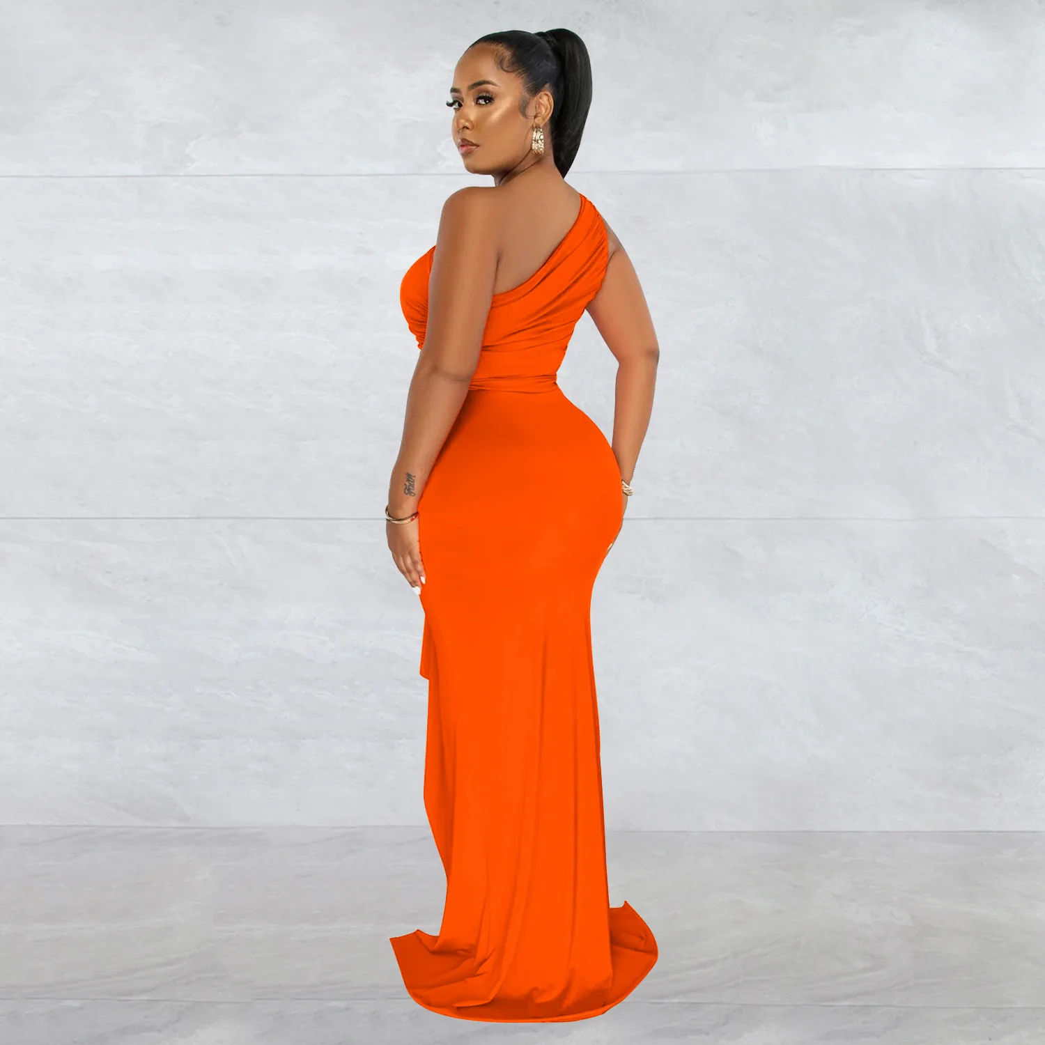 Robe longue sexy volants épaules dénudées avec fente latérale fronces métalliques