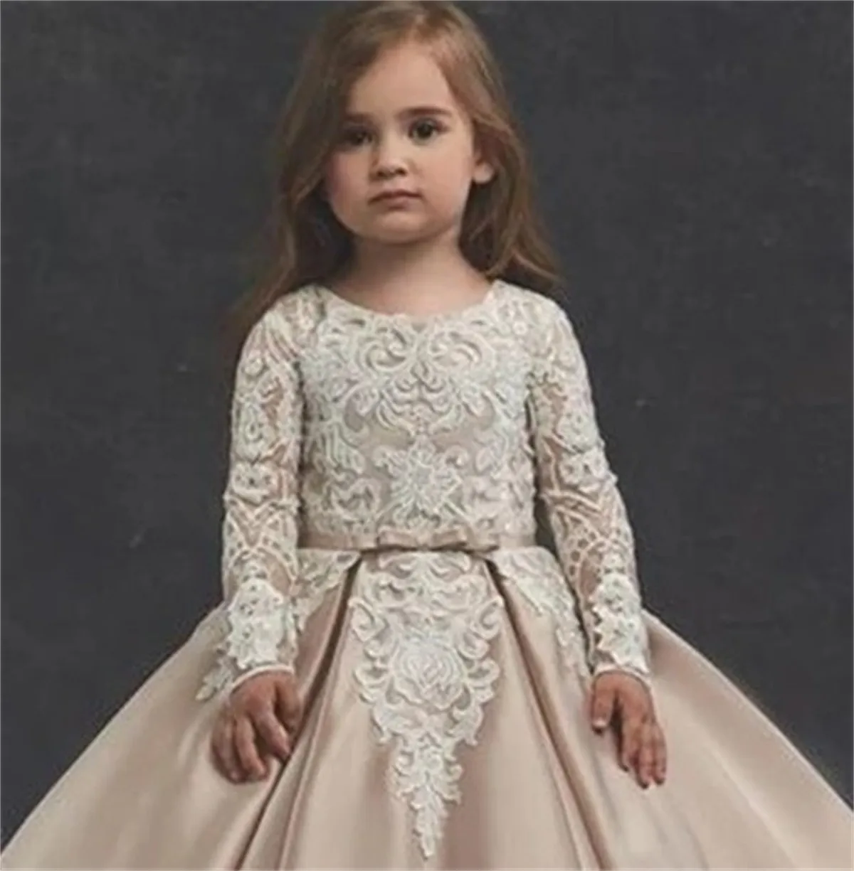 

Champagne Flower Girl Dresses Lace Appliqued Satin Long Sleeve Girls Pageant Party Gowns First Holy Communion KIds Wears
