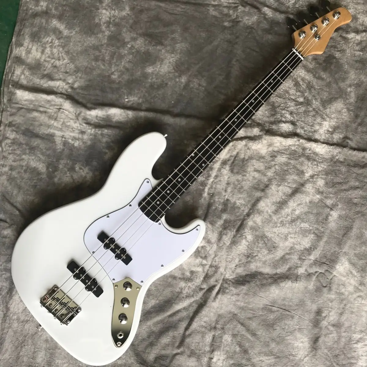 

Top Factory Customization Four String Electric Bass White Mahogany High-quality