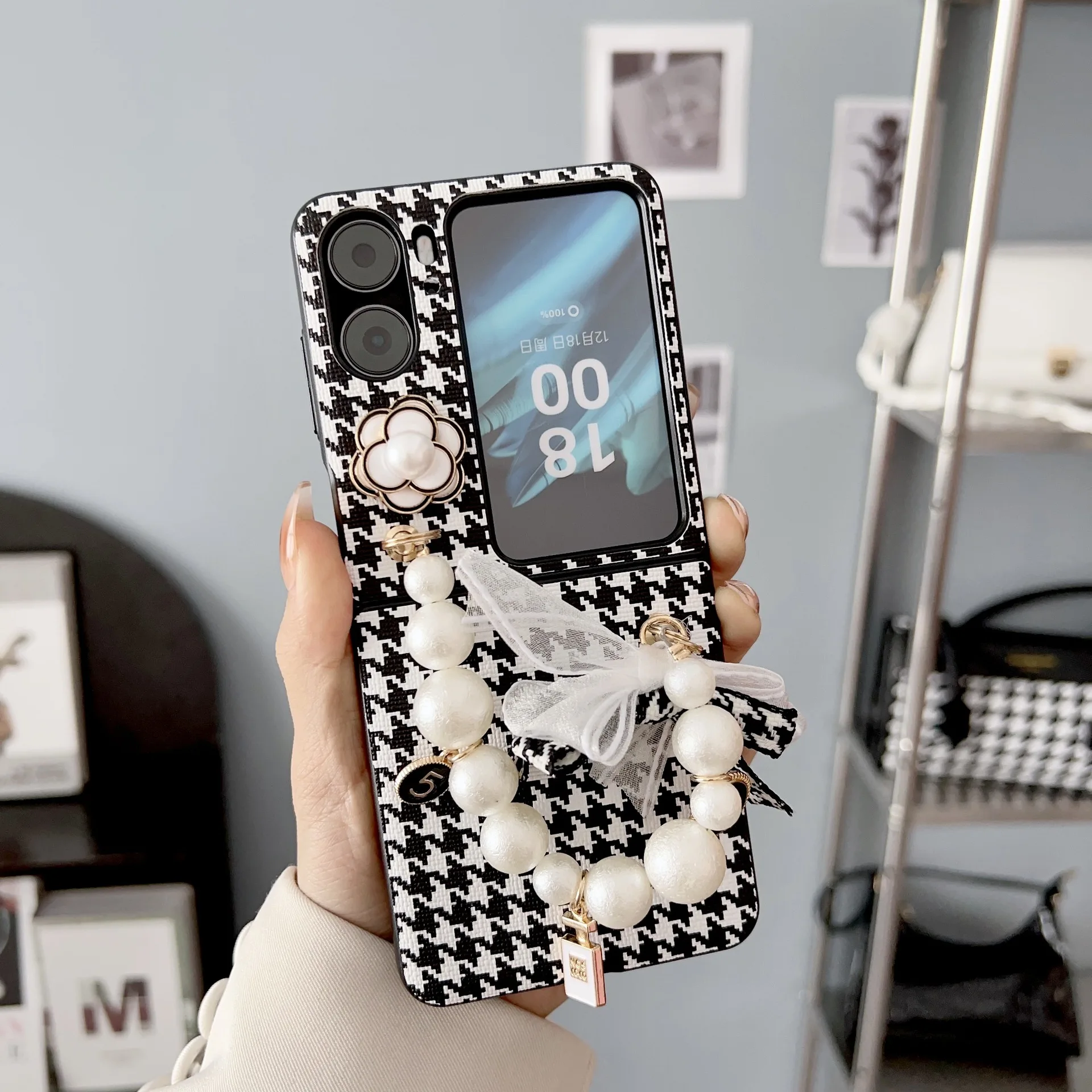 

Luxury Pearl Bracelet Phone case For OPPO Find N2 Flip 5G CPH243 FindN2Flip Camellia Flower Plaid Phone Shockproof Cover