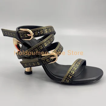 Sandali da donna con design a nastro adesivo con punta aperta Sandali con cinturino alla caviglia con tacco stile strano Sandali da passerella stile speciale 1