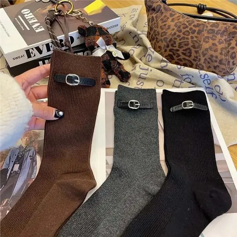 Modische, schwere, mittelhohe Socken für Damen mit Lederschnallen, Herbst-Winter-Frühlingsstil, Persönlichkeit, Retro-INS-Strümpfe