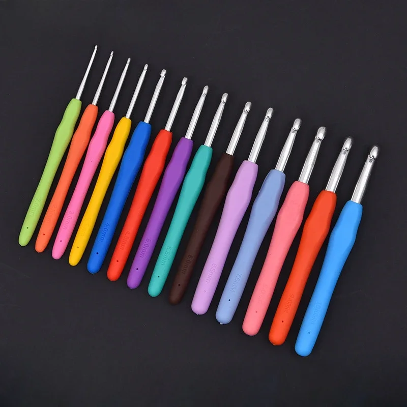 Hand knitted Rainbow Soft handle Crochet Hooks Set TPR & Aluminum Material with Yarn Needles
