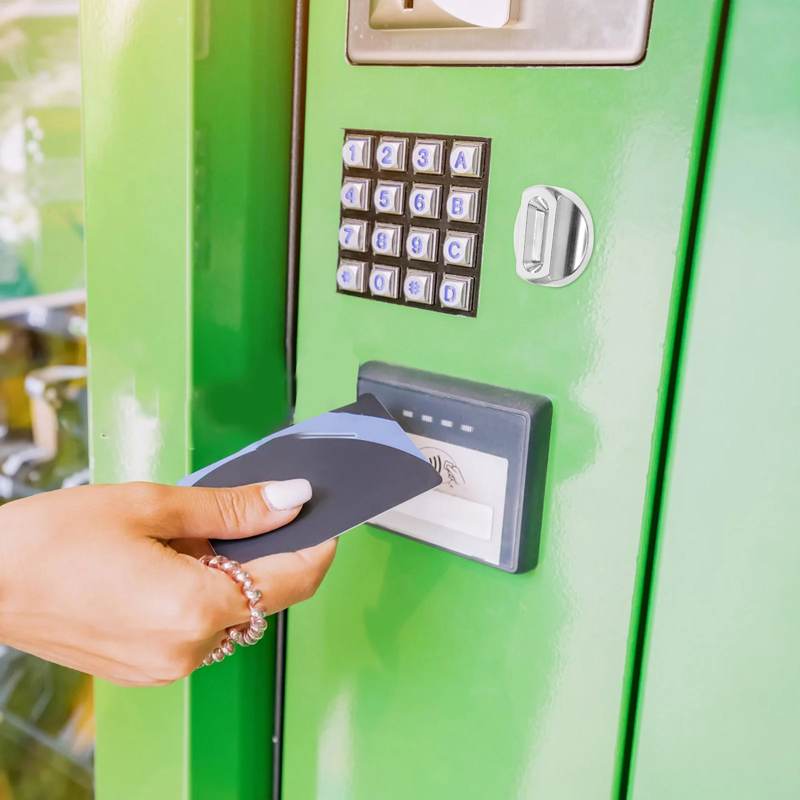 Рисунок 2 - Входная дверь, игровой автомат