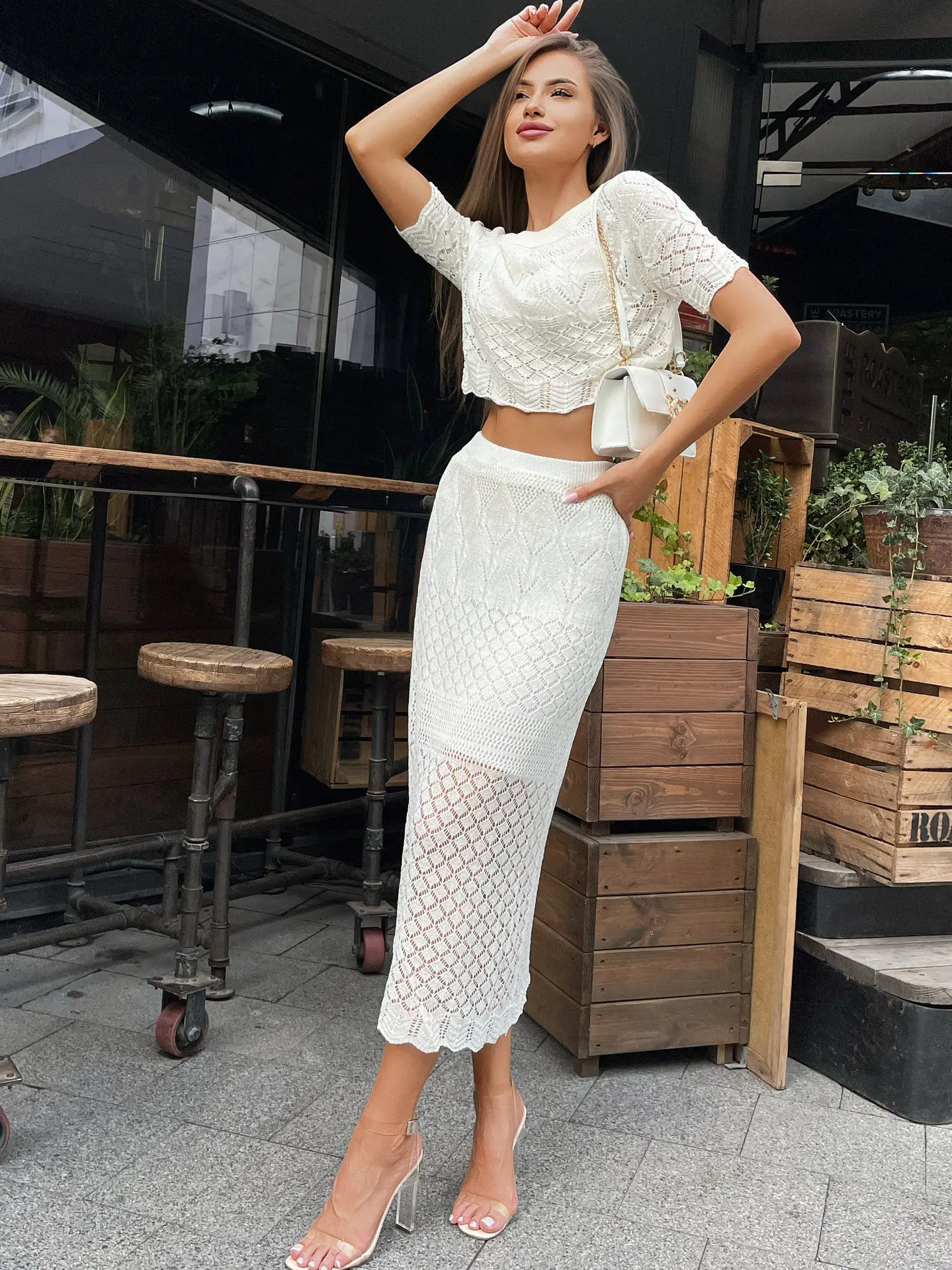 Conjunto de camiseta y falda de punto blanco de manga corta con aberturas transparentes de cintura alta, sexy, ajustado, cruzado en la cadera, dos piezas para mujer