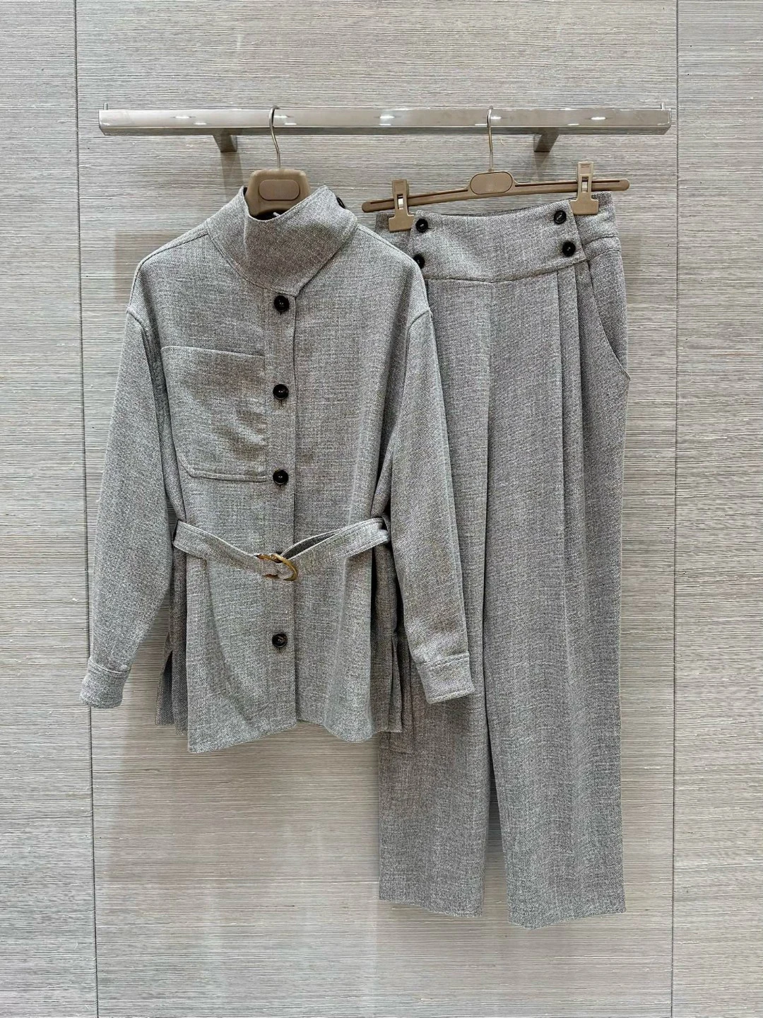 Chic cardigan and trouser suit made of linen and cotton