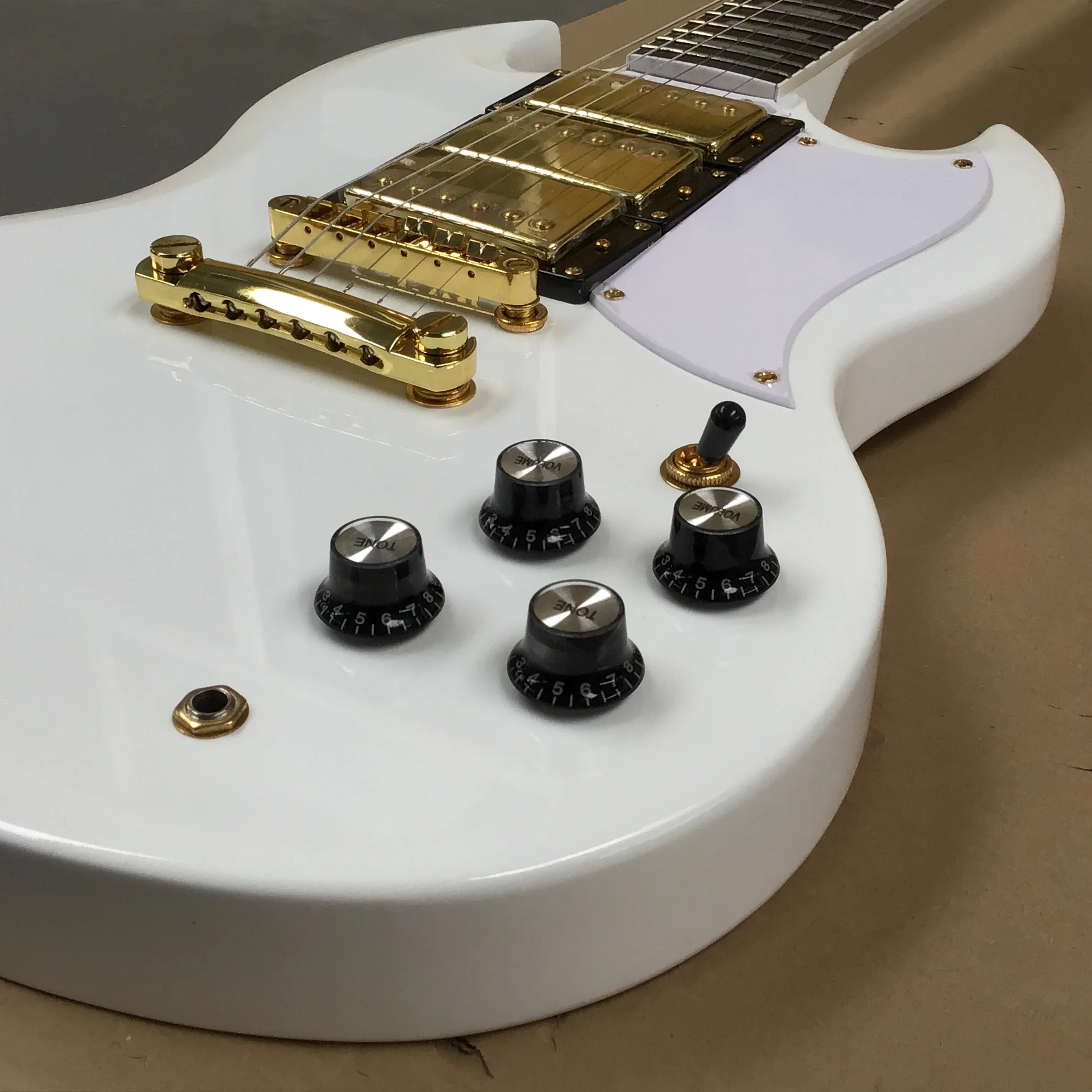 Electric guitar the Body white Color with golden,High Quality Guitarra, factory hot sg in stock