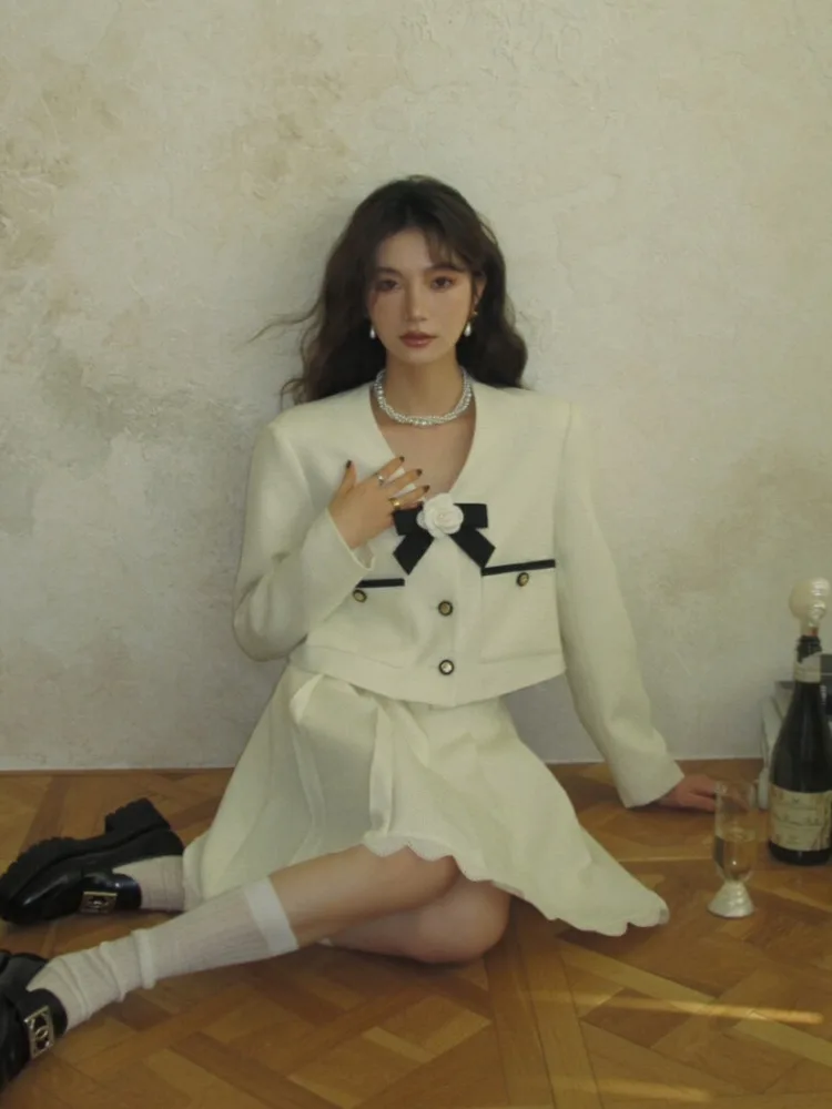 Рисунок 3 - Короткий Блейзер и юбка BJTZ с V-образным вырезом