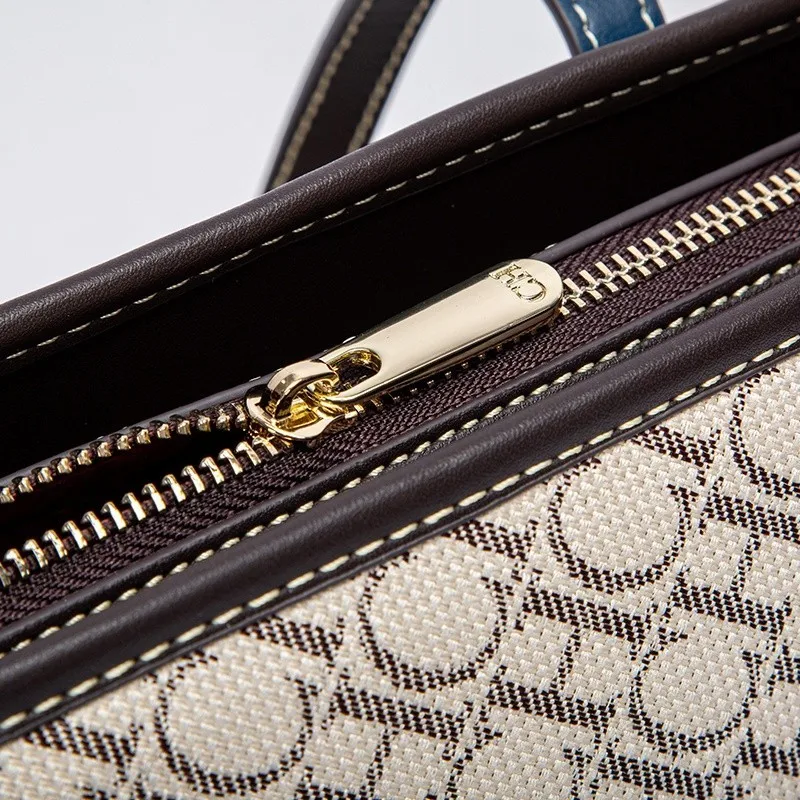 حقيبة يد نسائية من علامة CHCH التجارية، تتميز بتصم...