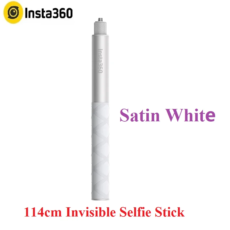 Bâton Selfie Invisible Insta360 114 cm tenu à la main, montrant la prise en main ergonomique et la fixation sécurisée