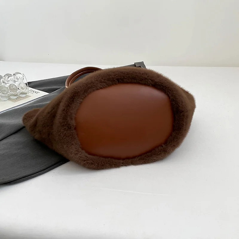 Retro Simple Plush Leopard Print Tote Bag Large Capacity Commuter Handbag Underarm Bag for Daily Use