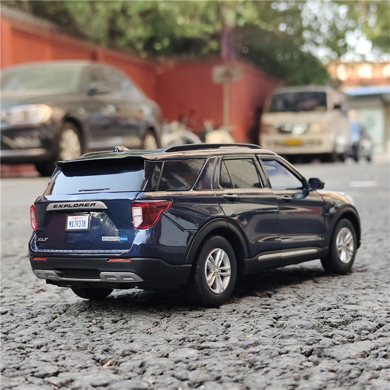 24 Diecast Cars 2022 Ford Explorer XLT Carbonized Grey 1:24