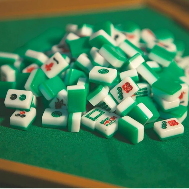 Mahjong, conjunto portátil mini 144 Mahjong com 2 reserva, jogo atividades  cerebrais tradicional, conjunto jogo mahjong chinês em miniatura para  viagens em família, tempo lazer