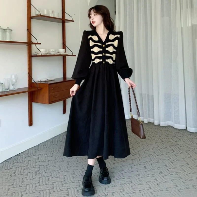 

Autumn-winter Hepburn style v-neck knitted dress 2023 new sweater stitching waist to show long sleeve v neck belly dress female