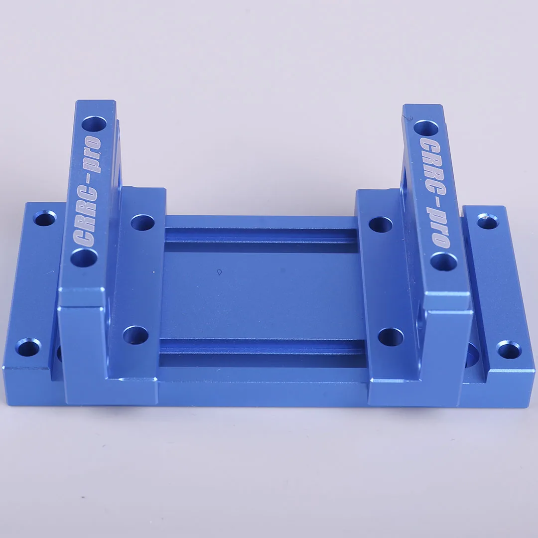 Banc d'essai moteur RC CRRCPRO CNC Aluminium avec un moteur essence en test, des câbles et un réservoir connectés.