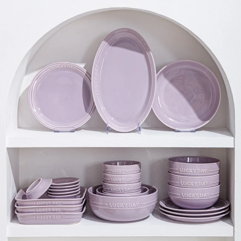 طقم أطباق باللون الأرجواني