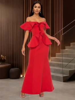 Abito lungo elegante con spalle scoperte e sirena a maniche corte con peplo arricciato, perfetto per balli da sera e occasioni formali