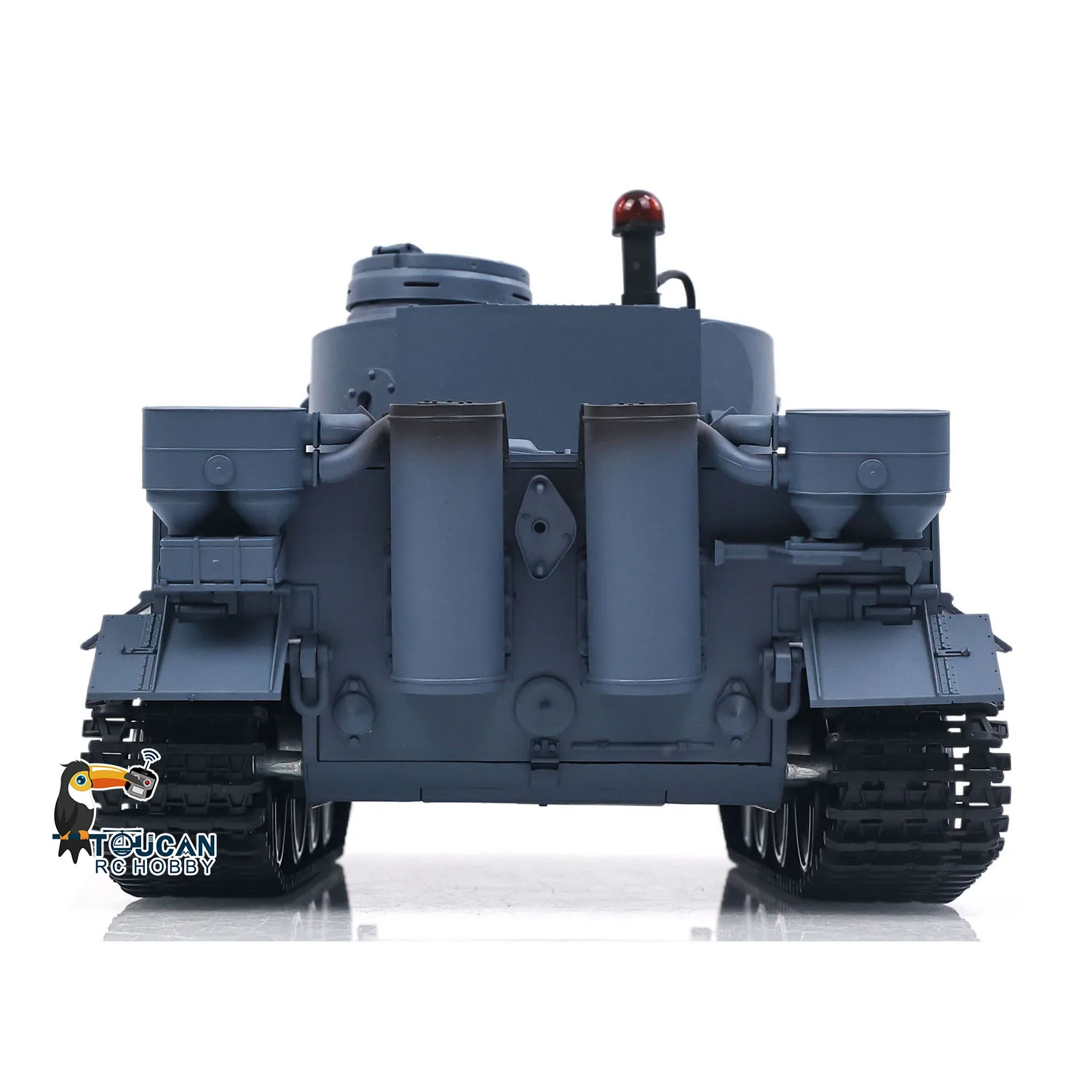 Deux chars Tiger I 1/16 s'affrontant en combat infrarouge, avec fumée et tirs BB, sur un champ de bataille.