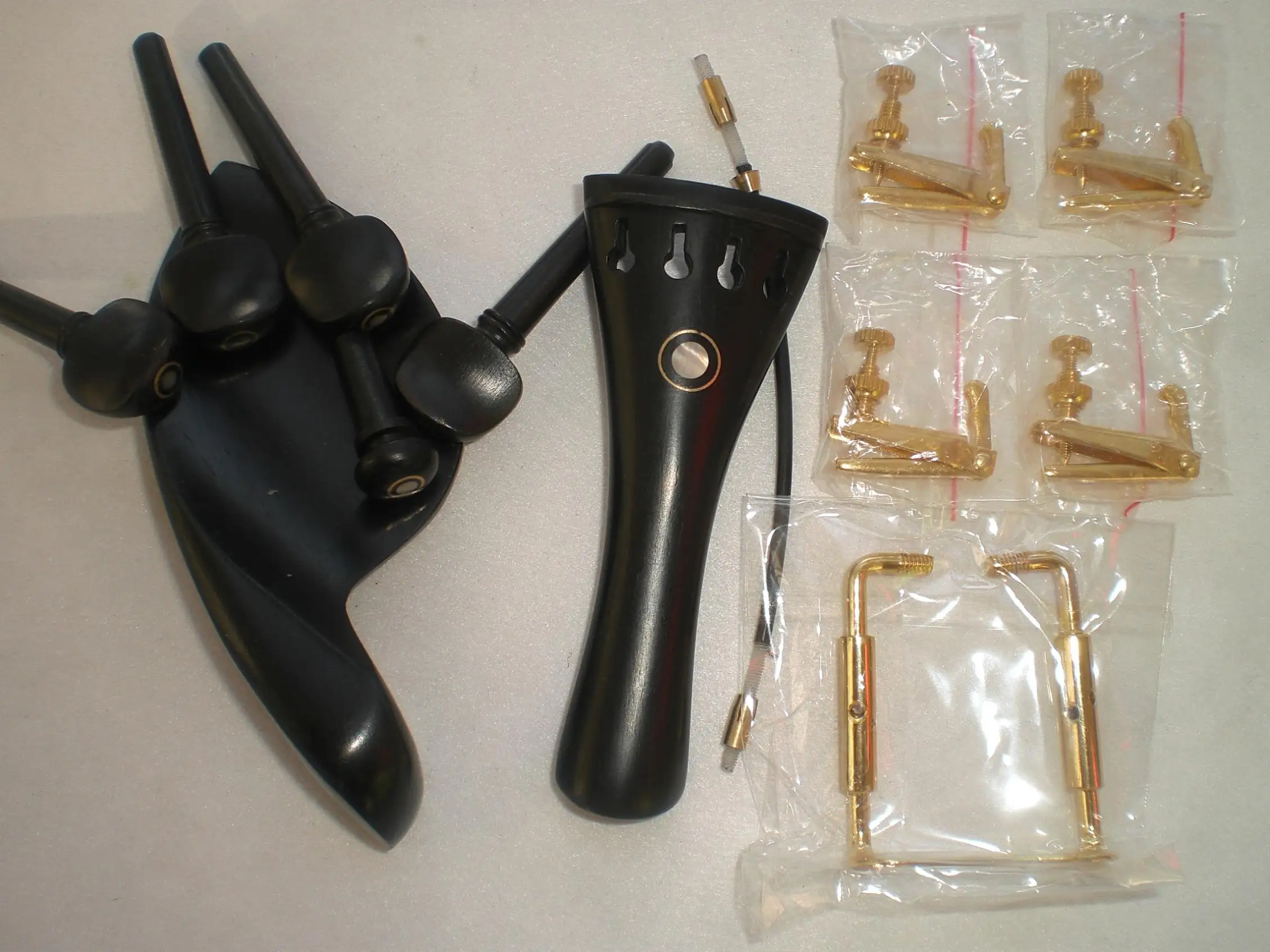 

Черное дерево для скрипки, 4 тонких тюнера, зажим для подбородка золотого цвета, 1 нейлоновый кишечник, все 4/4, 1 комплект