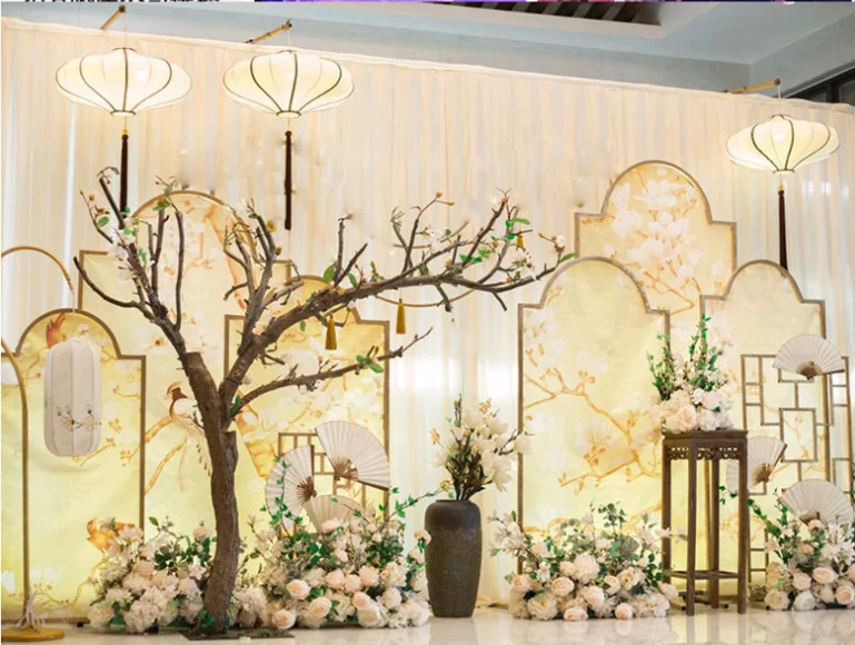 Cổng hoa cưới ngoài trời là điểm nhấn không gian đám cưới đầy lãng mạn và đẹp mắt. Được trang trí bởi những bông hoa tươi sáng, cổng hoa sẽ trở thành bối cảnh tuyệt vời cho những hình ảnh đầy nghệ thuật của bạn trong ngày cưới. Hãy đến với chúng tôi để tìm hiểu thêm.
