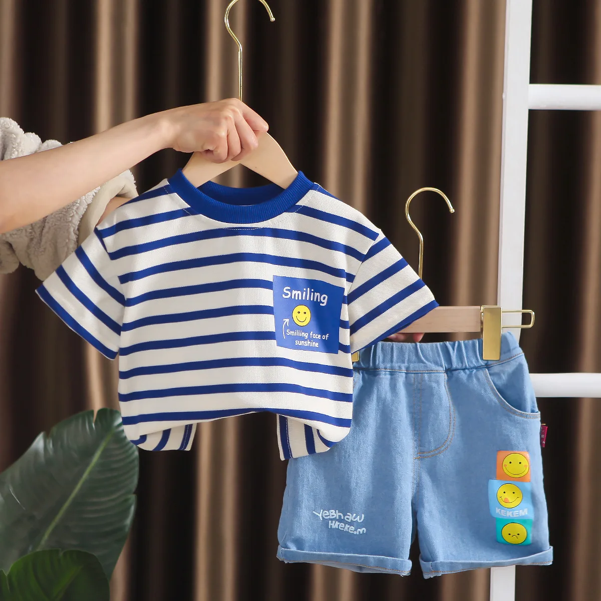 

Футболка с коротким рукавом и джинсовые шорты для мальчиков 2-3 лет