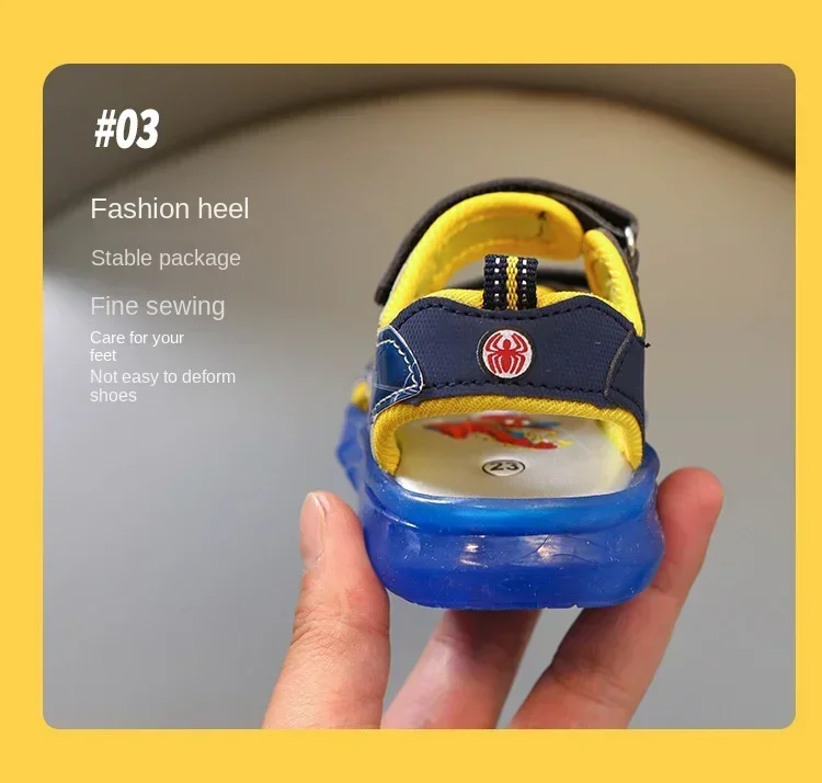 Seitenansicht der Sommer-Beleuchtungssandalen für Kinder im Alter von 4-6 Jahren.