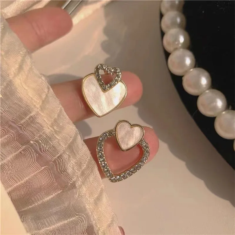 Orecchini pendenti a forma di cuore con cristalli e perle