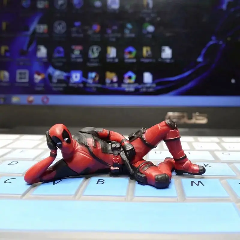 Quirky Deadpool Desk Decoration - Funny 8cm Figure