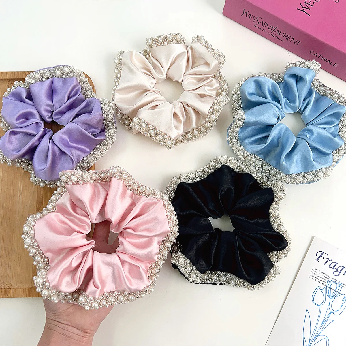 Vibrazioni vintage francesi! Elastico in raso in tonalità solide con effetto di perle, accessorio per capelli indispensabile per i panini alla moda