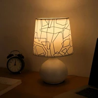 Lampe de bureau créative minimaliste USB pour chambre à coucher, équipée d'un abat-jour en tissu floral, adaptée à la lecture, chambre à coucher, salon 4