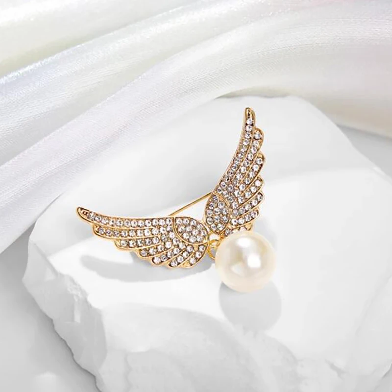 Temperament: Small Fragrant Wind Angel Wing Brooch, High-end Exquisite Pearl Pin Accessories