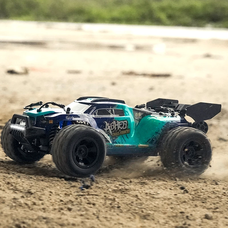 Voiture RC tout-terrain 4WD 1:18 jusqu'à 70km/h - Achat en ligne, action de saut en plein air sur un terrain accidenté.