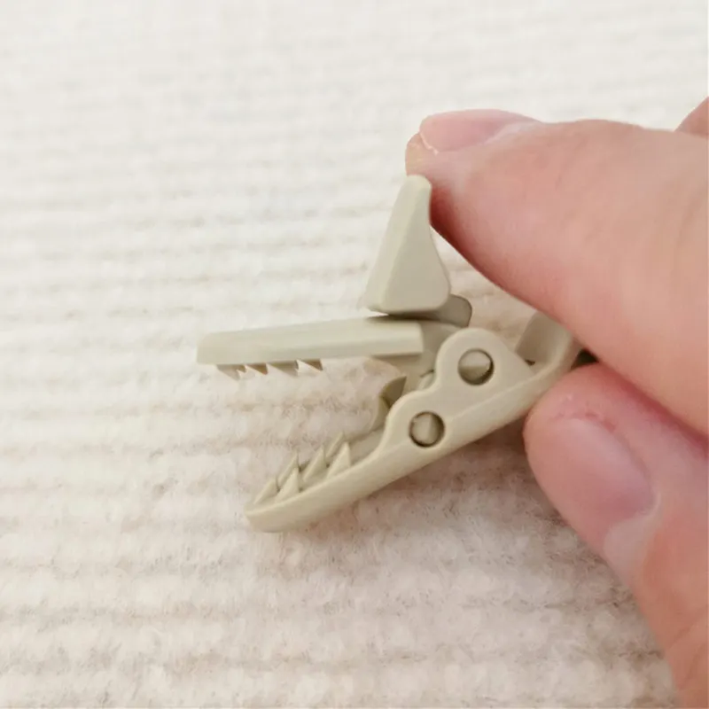 Plastic clips Plastic Pants Clips Elastic Fixed Buckle Clothes Plush Bear Waistband Extender For Baby Garment Non-slip Bed Sheet Fasteners