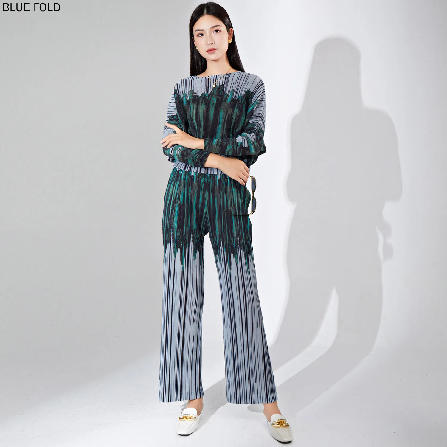 

MIYAKE PLEATS Women's Fashion Suit, Casual Two-Piece Set, Versatile Printed Bat-Sleeve Top, High-waisted Pleated Straight Pants