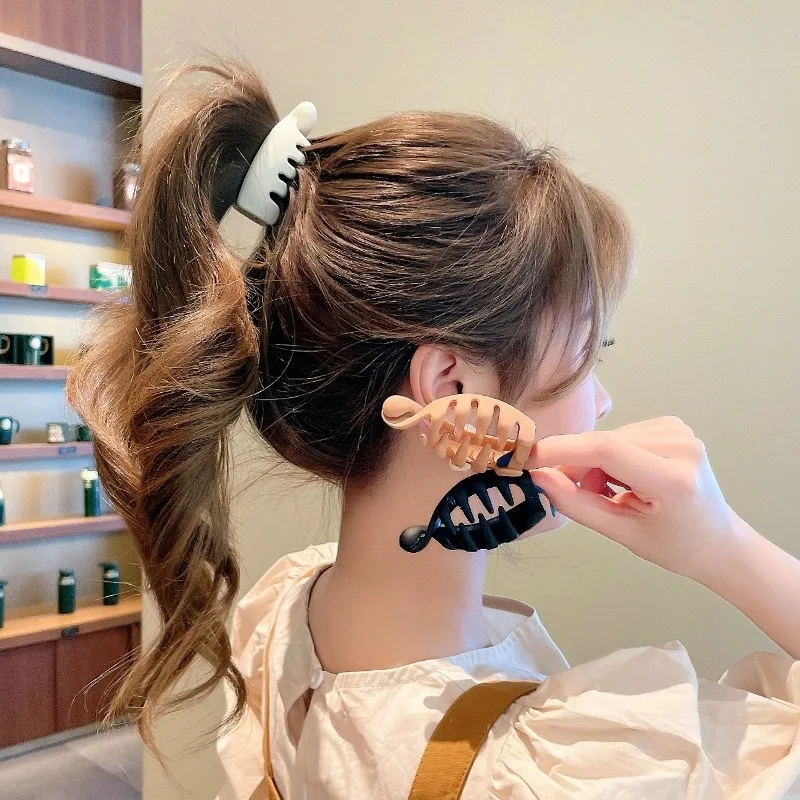 Twist Banana Clip Image 2