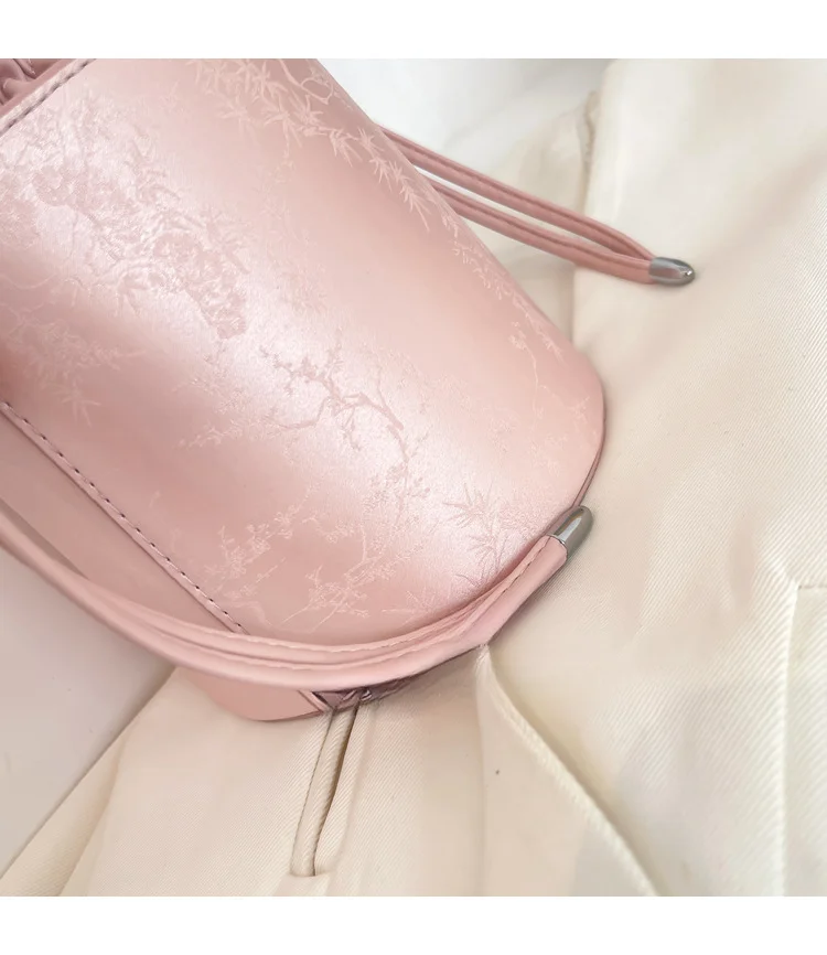 New Chinese style niche design with drawstring cylinder crossbody 2024 new trendy and versatile casual small bag_voghion.com