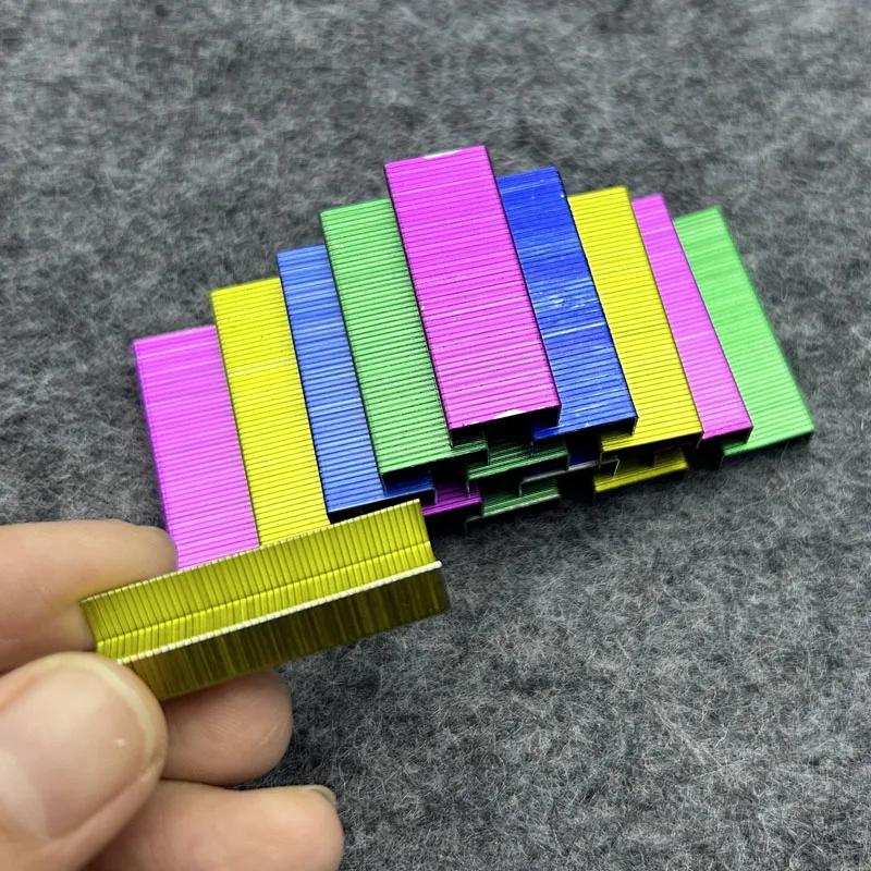 2400pcs 다채로운 12mm 스테이플러 네일 DIY 장식 손 도구 스테이플 데스크탑 스테이플러 바인딩 도구 편지지 액세서리