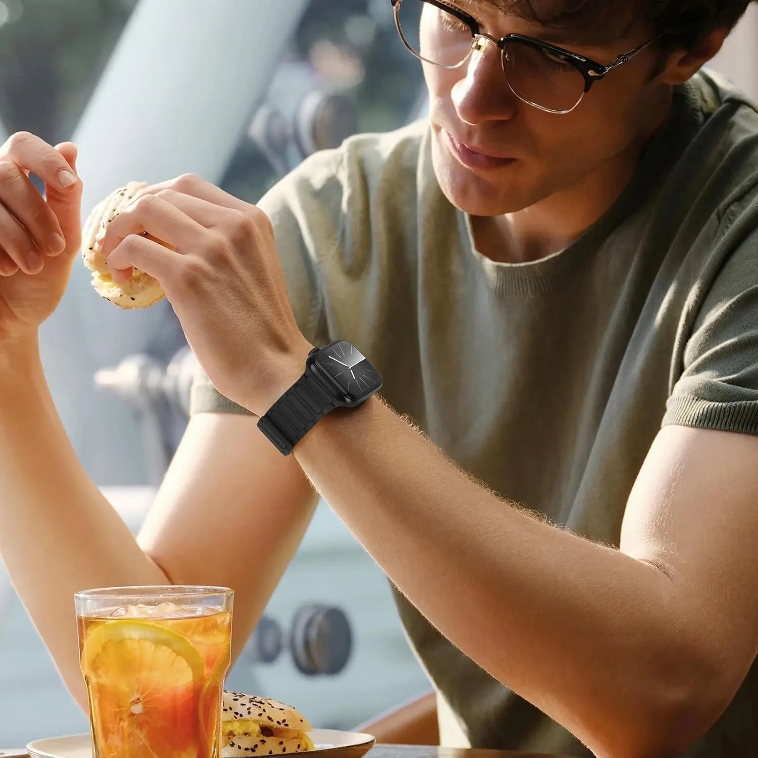 Magnetic Silicone Strap for Smartwatches – Versatile and Durable Design