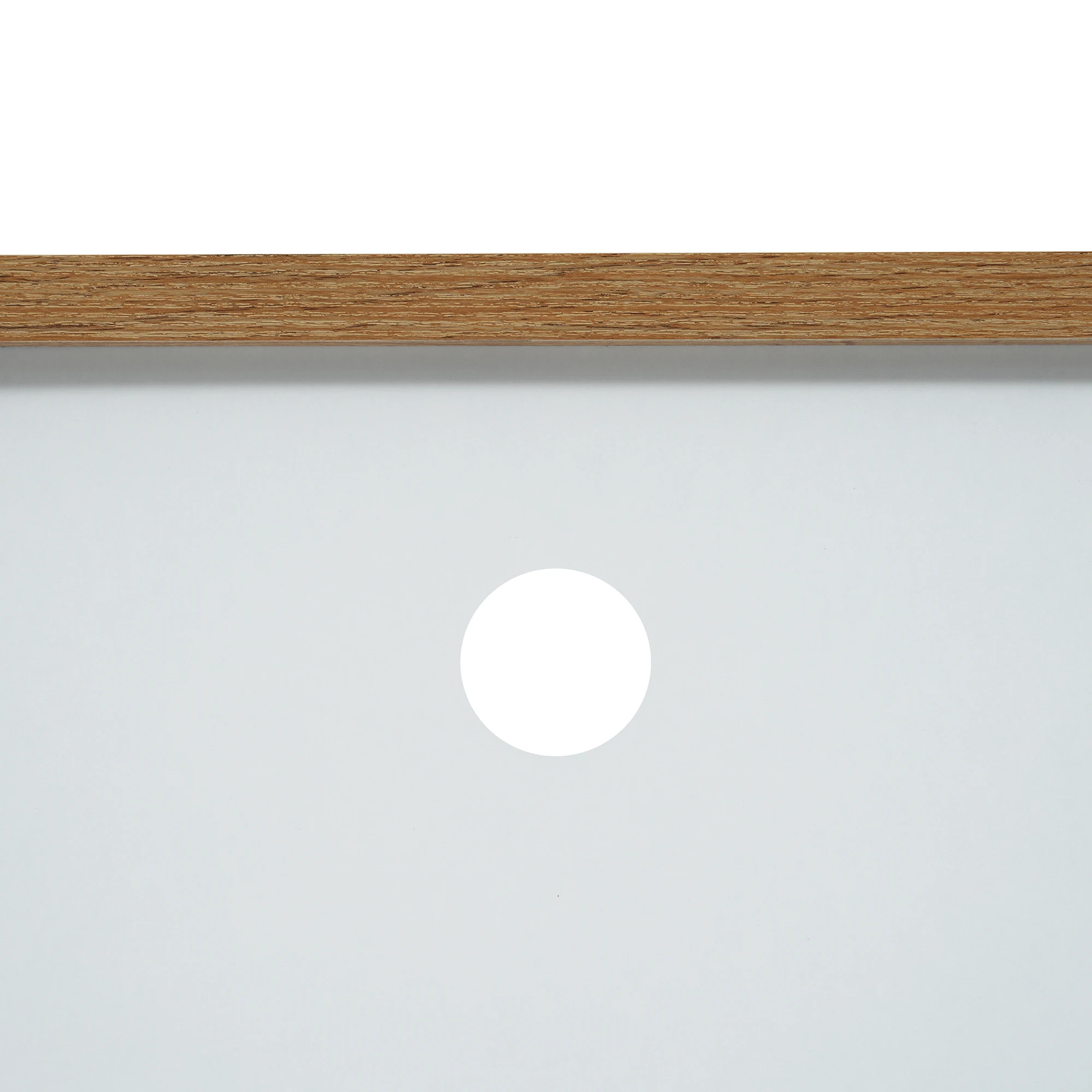 TV-Schrank, Lowboard, Wohnzimmermöbel in Weiß und Holztönen. Regale und Türen im natürlichen Landhausstil. – Detail 19
