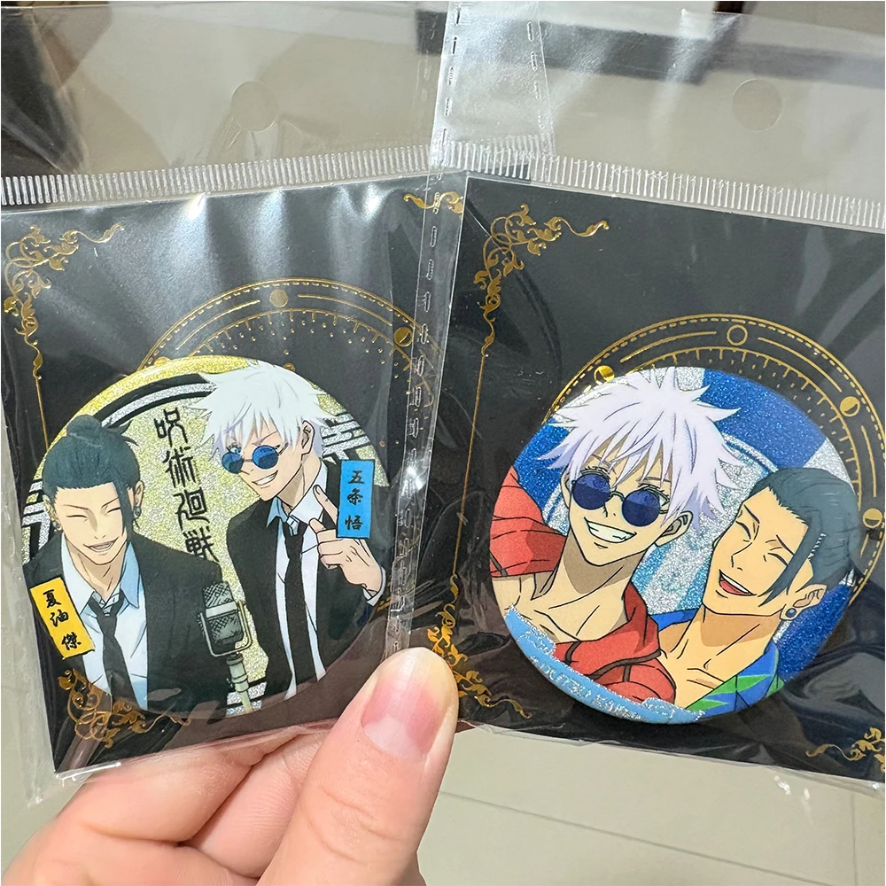 2 Stück Anime-Charakter Satoru Gojo Weißblech-Broschen, niedliche Cartoon-Jujutsu Kaisen-Figur, Abzeichen, Cosplay-Zubehör, Fans, Geschenke – Detail 6