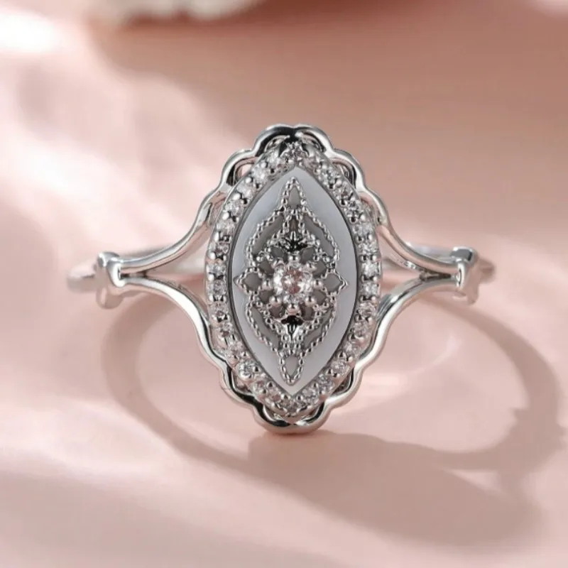 Vintage Hollow Lace Oval Shape Inlaid Zircon Flower Ring for Women Anniversary Wedding Statement Rings Party Jewelry Gifts