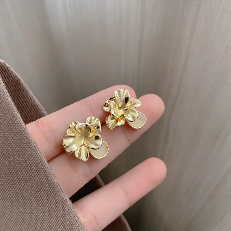 Women's Golden Petal Ear Clips French Retro Three-dimensional Metal Opal Flower Clip on Earrings No Piercing