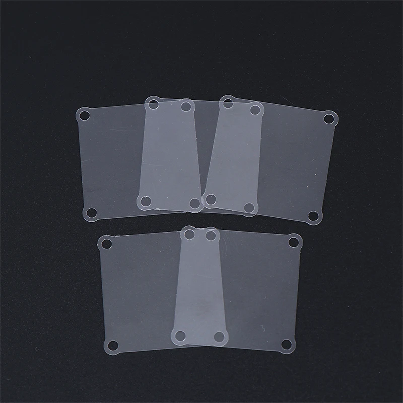 Panneau de montage FPV transparent 30.5x30.5mm tenu à la main pour montrer sa transparence et sa taille.